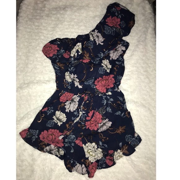 ✨One shoulder ruffle romper 💎Host Pick💎 - Picture 3 of 6